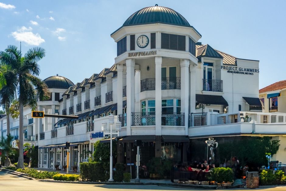 Elegant shopping center architecture in Naples, Florida