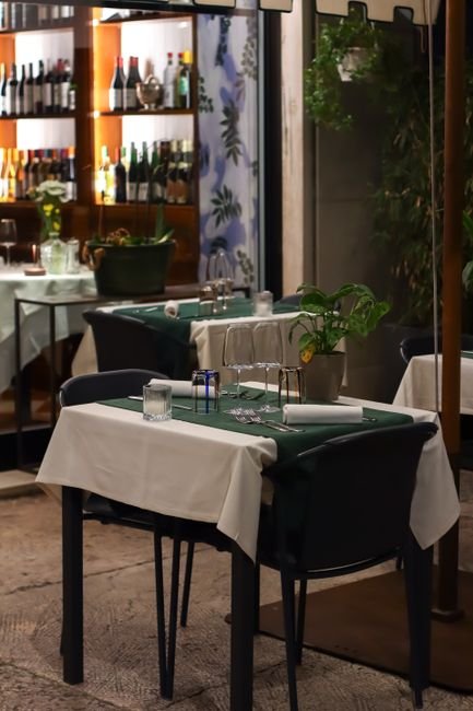 Elegant outdoor restaurant dining setup for restaurant deals and dining savings